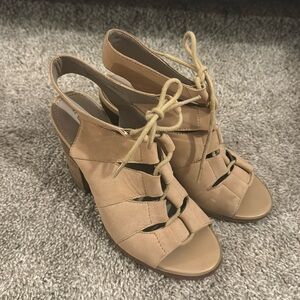 Hinge high heels with shoelaces!
